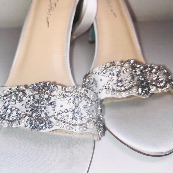 Betsy Johnson White sparkly sandals. SZ 11 - Picture 3 of 4